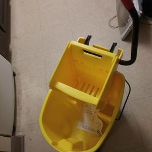 Brand new Rubbermaid wavebrake mop bucket